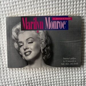 Marilyn Monroe Postcard Book